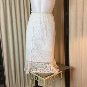 Gorgeous vintage lace half slip.      S
